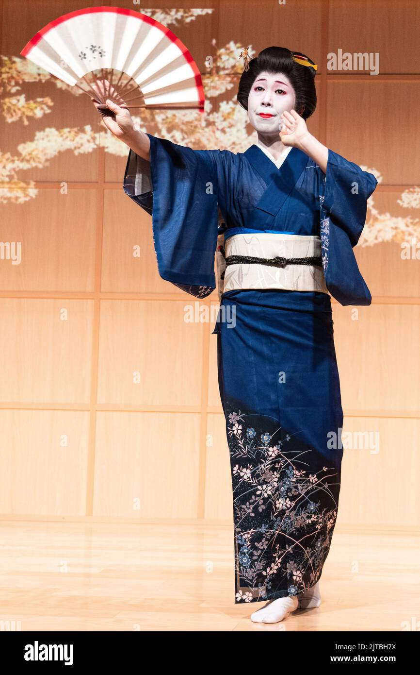 Une geisha japonaise portant un kimono, interprète une danse traditionnelle de fan au sanctuaire Kanda Myojin, à Chiyoda, Tokyo, Japon. Banque D'Images