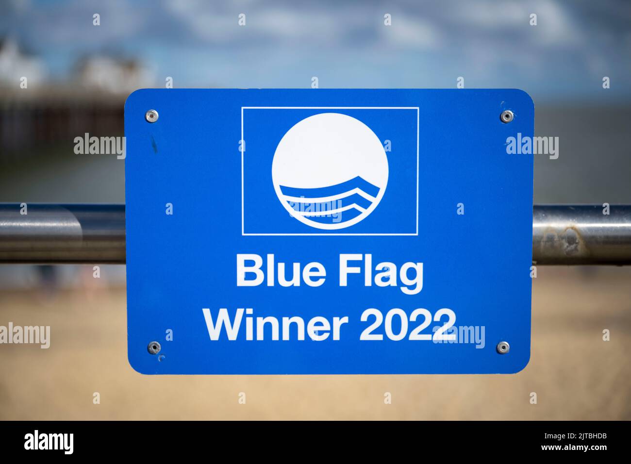 Vue générale d'un panneau Blue Flag Winner 2022 à Southwold, Suffolk, Angleterre. Banque D'Images