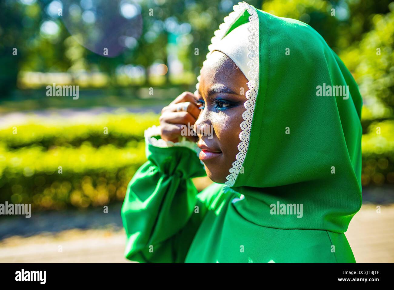 Portrait d'une belle mariée hispanique latine musulmane avec maquillage en robe de mariage verte dans le parc d'été Banque D'Images