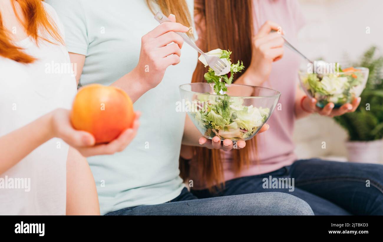 nourriture saine perte de poids nourriture de forme féminine salade Banque D'Images