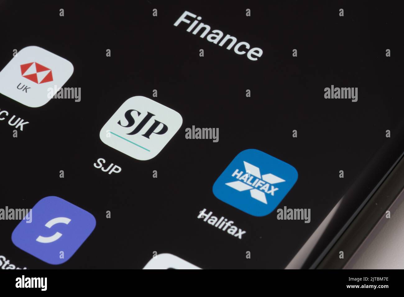Application SJP vue sur l'écran du smartphone entre d'autres applications financières comme HSBC UK, Halifax. St. James's place (SJP) est une société de conseil financier expert. Personnel Banque D'Images