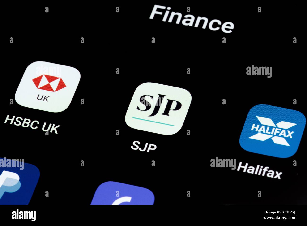 Application SJP vue sur l'écran du smartphone entre d'autres applications bancaires comme HSBC UK, Halifax. St. James's place (SJP) est une société de conseil financier expert. Personnel Banque D'Images