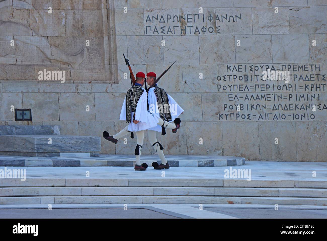 Athènes, grec - 28 août: 2022: Changement de la garde devant le Parlement, Monument du Soldat inconnu sur la place Syntagma le centre de l'Assemblée nationale Banque D'Images
