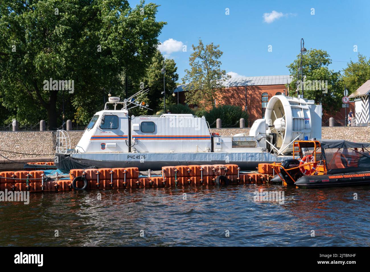 RUSSIE, PETERSBOURG - 20 AOÛT 2022: Oreiller bateau transport eau technologie hélice White Craft, concept passager d'urgence dans moderne Banque D'Images