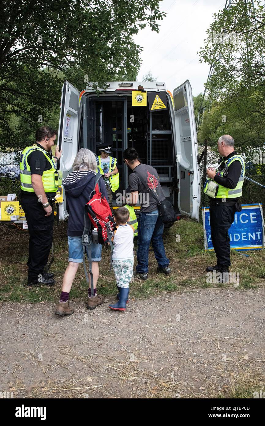 Les agents de police communautaire participant à un festival local de jour ouvert pour faire connaître et promouvoir le travail de la police dans le West Yorkshire Banque D'Images