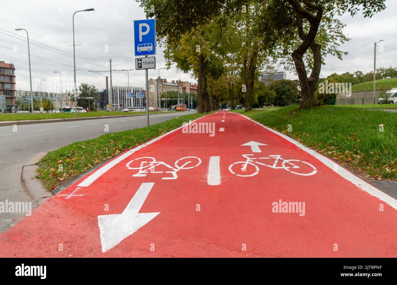piste cyclable ou route rouge avec des signes de bicyclettes Banque D'Images
