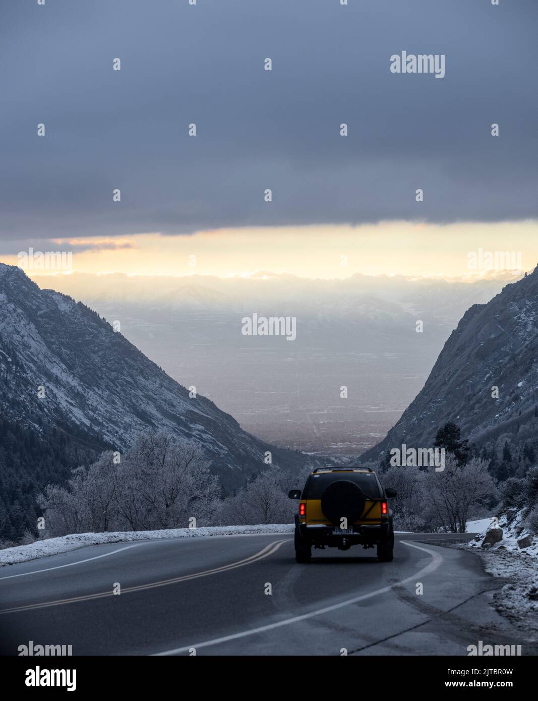 Photo verticale d'une voiture qui descend une route de montagne dans l'Utah Banque D'Images