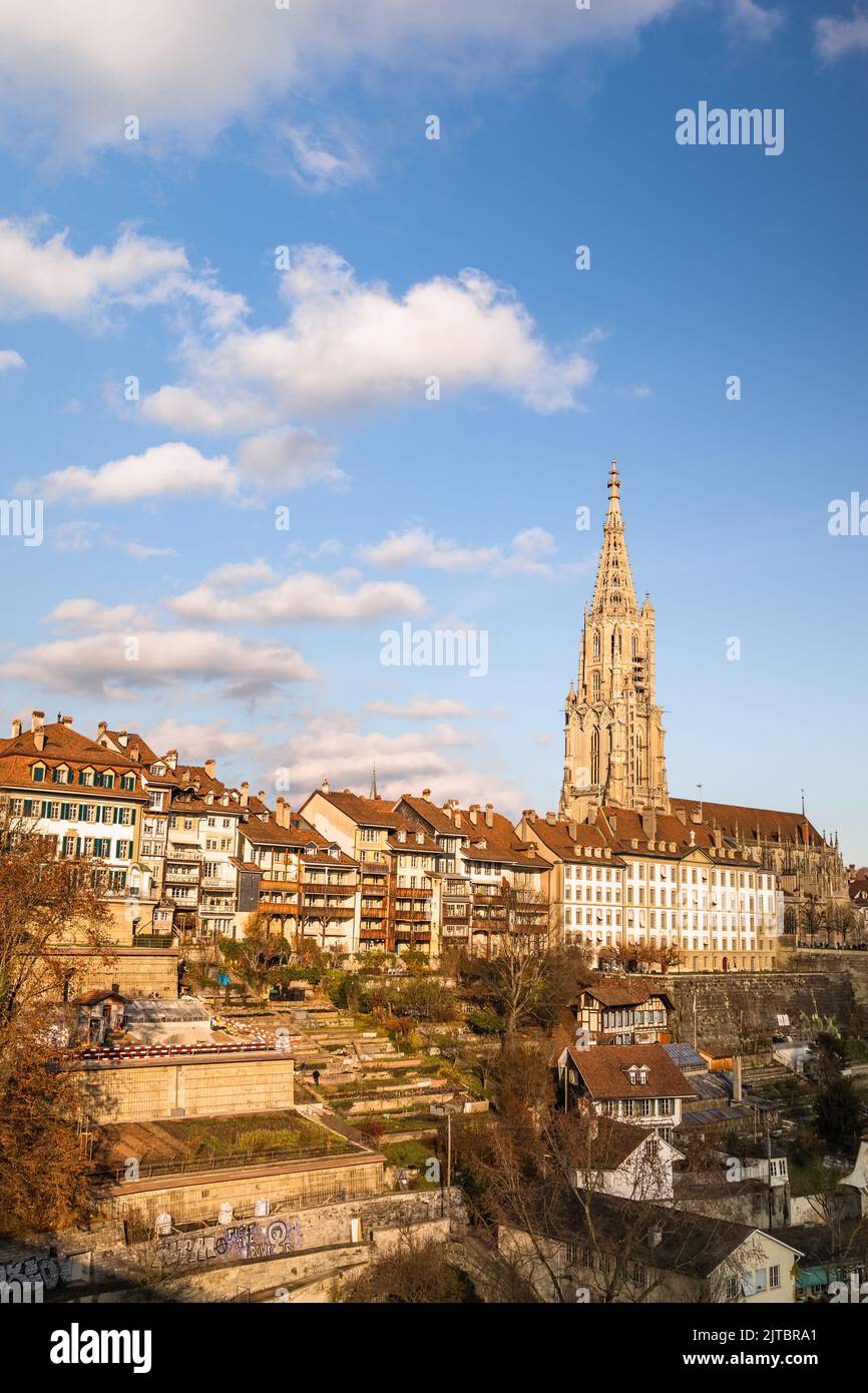 Vue charmante sur la cathédrale de Berne par beau temps, en Suisse Banque D'Images