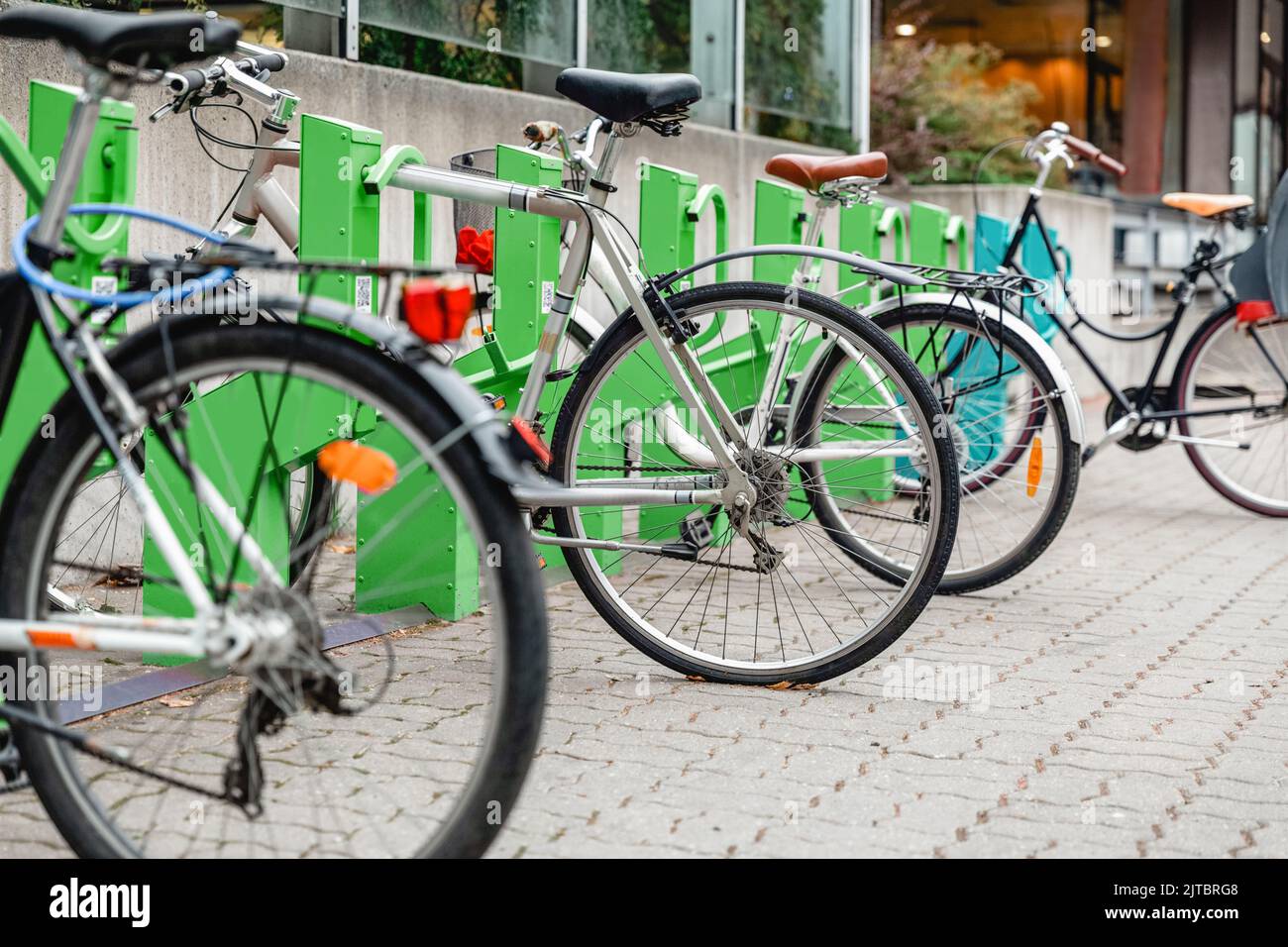 station de charge de vélo électrique en ville Banque D'Images