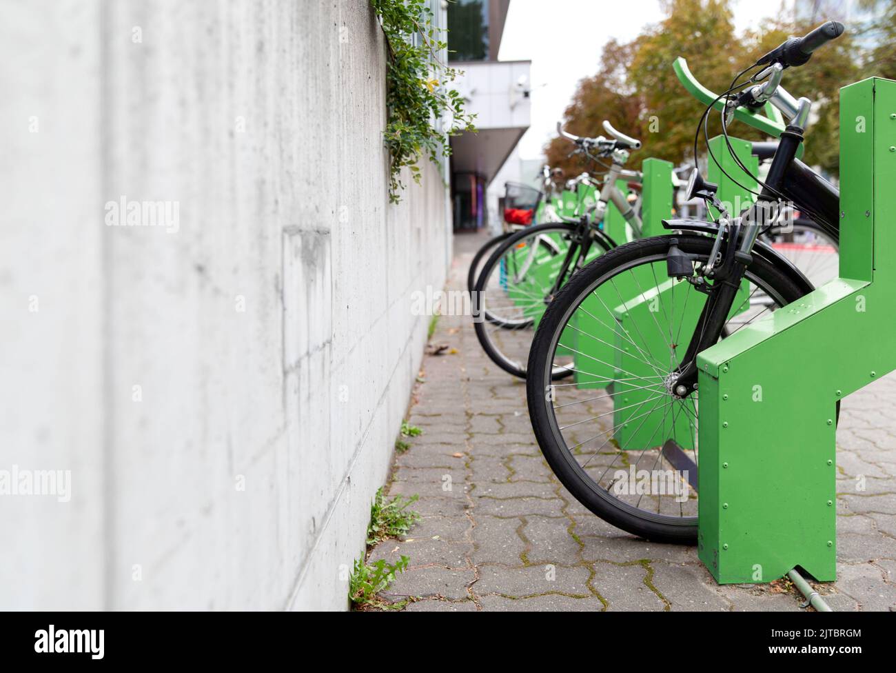 station de charge de vélo électrique en ville Banque D'Images