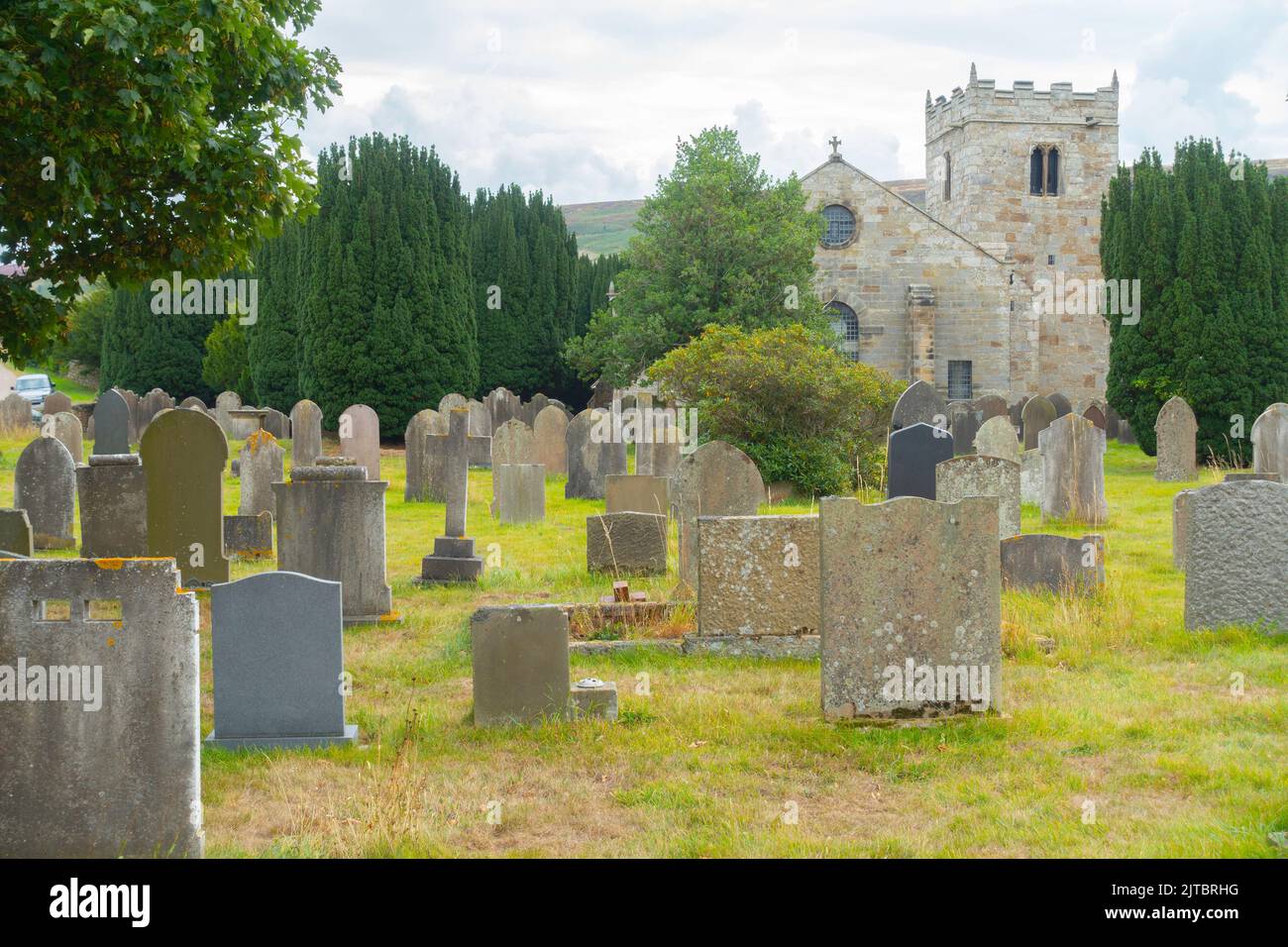 Aspect sud de l'église St Hilda Danby North Yorkshire, Royaume-Uni à Danby Dale construit sur un ancien cimetière pré-chrétien avec des Yew mûrs un grand Az Banque D'Images