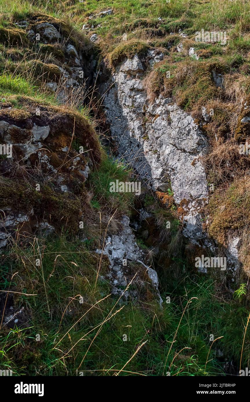 L'entrée étroite d'une mine de plomb sur les pentes abruptes de Cowlow Nick près de Castleton dans le Peak District. Banque D'Images