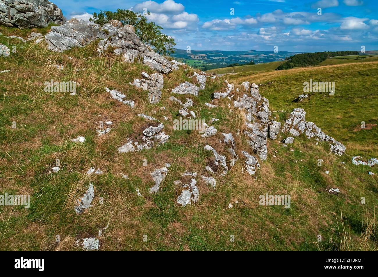 Paysage karstique naturel de calcaire exposé haut sur une colline près de Castleton dans le Peak District. Banque D'Images