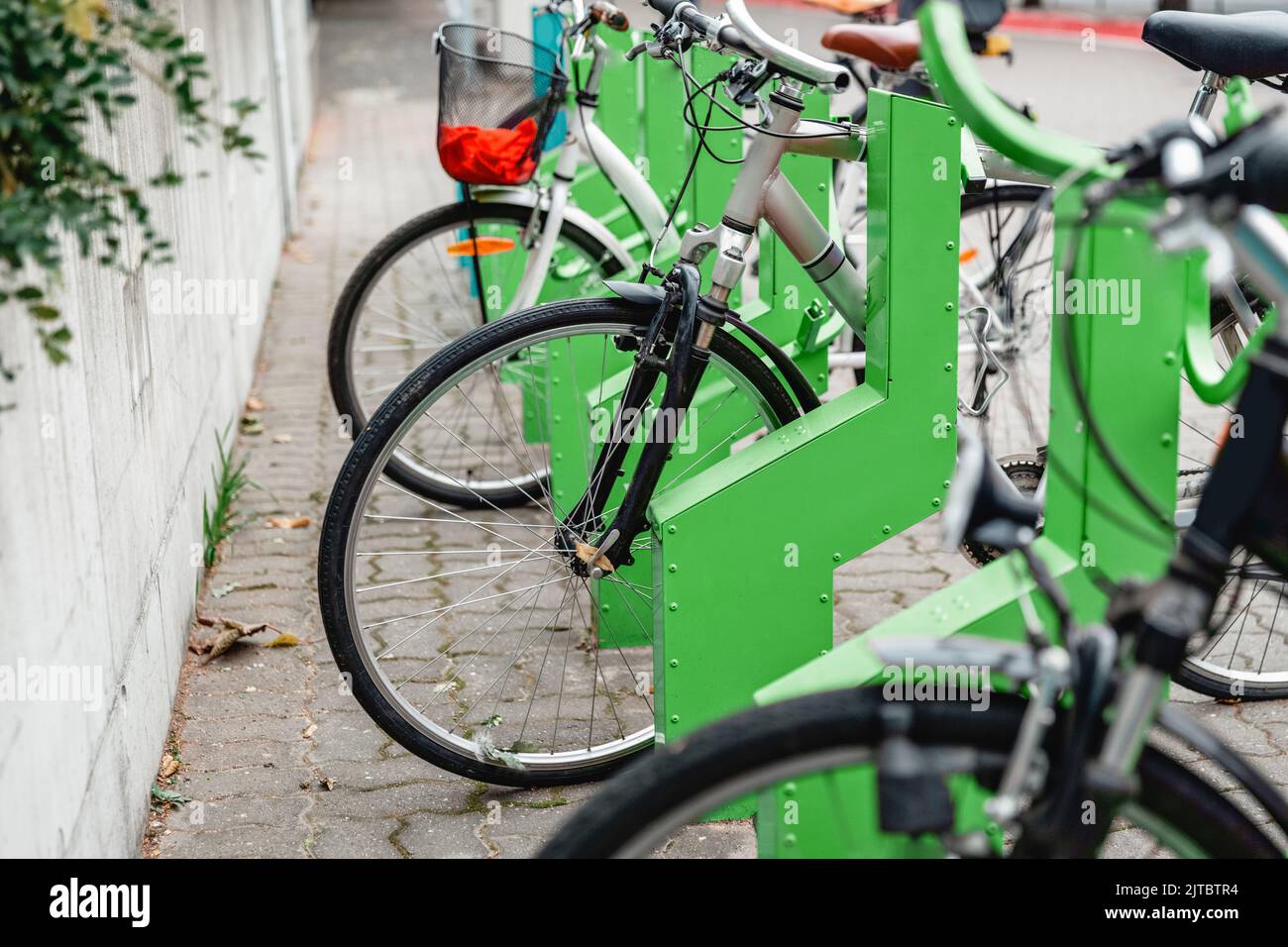 station de charge de vélo électrique en ville Banque D'Images