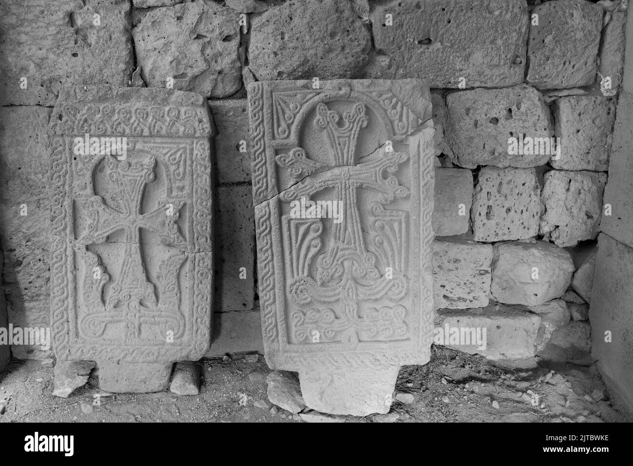 Pierres croisées arméniennes (khatchkar, khatchkars) dans le monastère chrétien de Haghpat, noir et blanc Banque D'Images