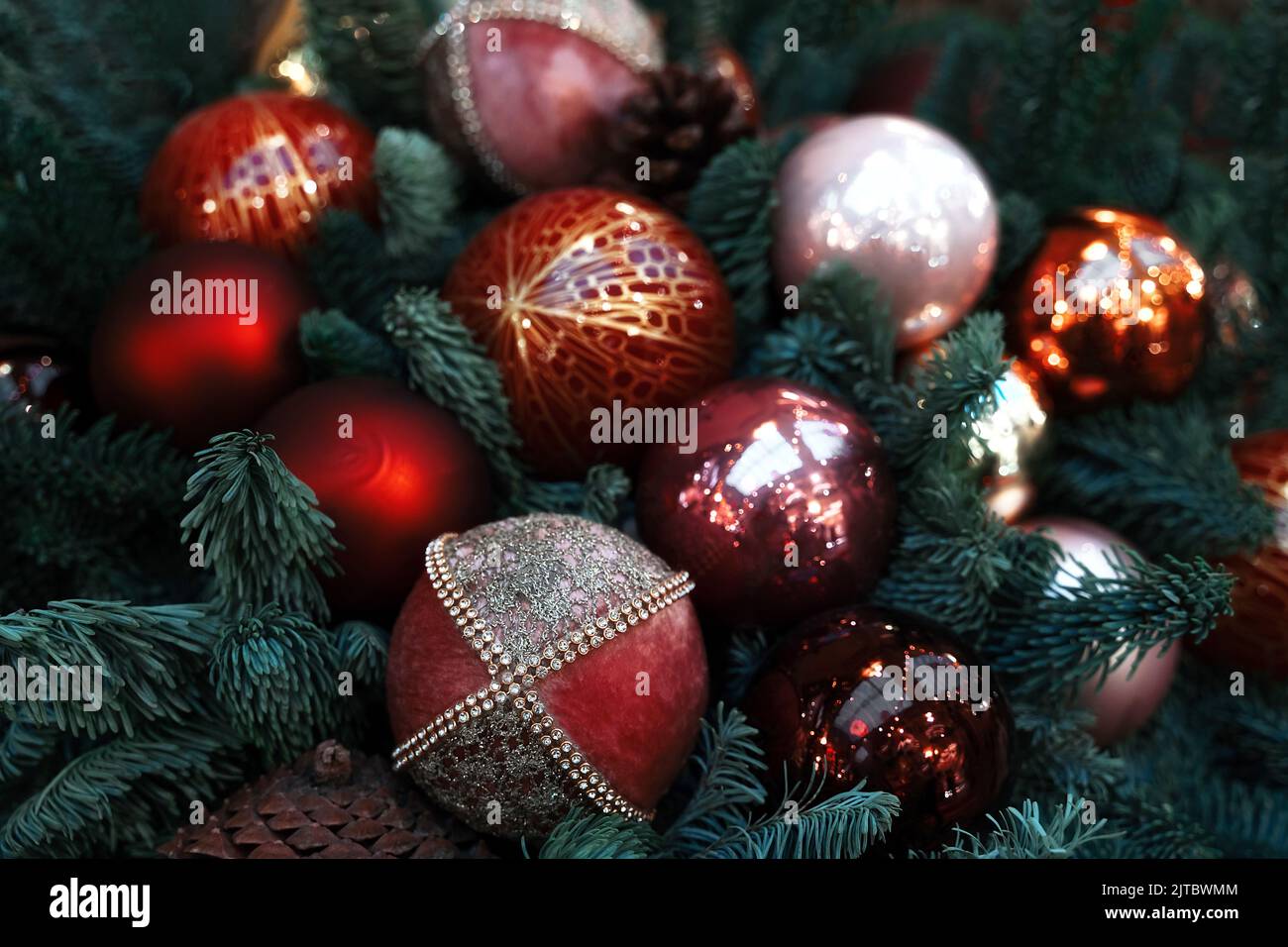 Belles décorations en sapin et lumières de la foire traditionnelle de Noël.Concept de vacances.Hiver saison des vacances arrière-plan. Banque D'Images