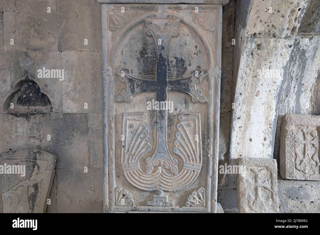 Pierres croisées arméniennes (khatchkar, khatchkars) dans le monastère chrétien de Haghpat Banque D'Images