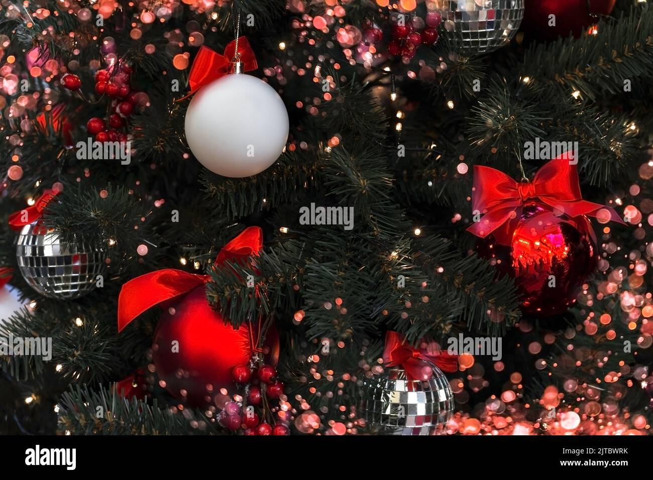 Belles décorations en sapin et lumières de la foire traditionnelle de Noël.Concept de vacances.Hiver saison des vacances arrière-plan. Banque D'Images