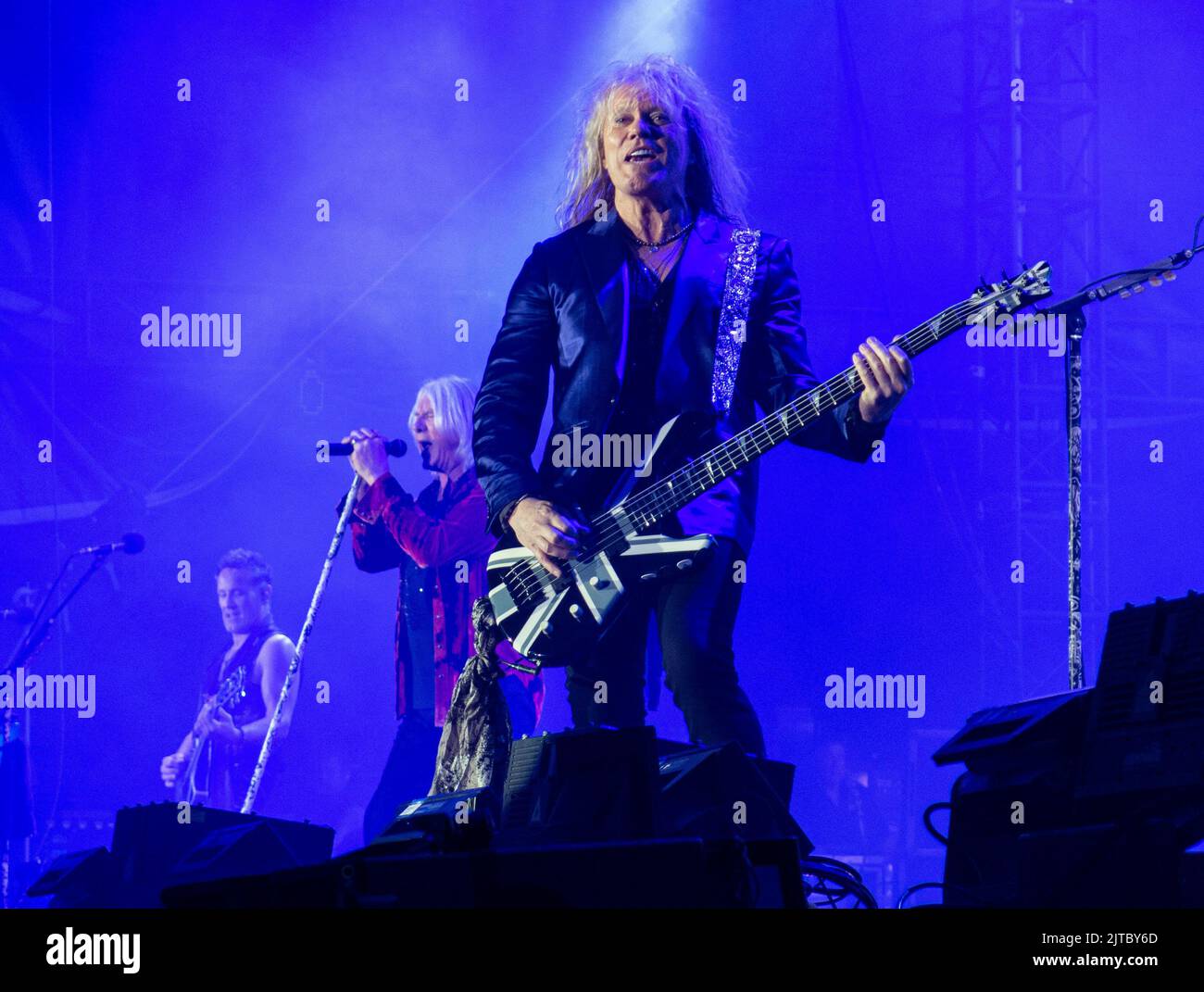 28 août 2022, San Diego, Californie, Etats-Unis : Rick Savage du groupe de rock DEF Leppard se produit en concert au parc Petco pendant la visite du stade. (Image de crédit : © K.C. Fil de presse Alfred/ZUMA) Banque D'Images