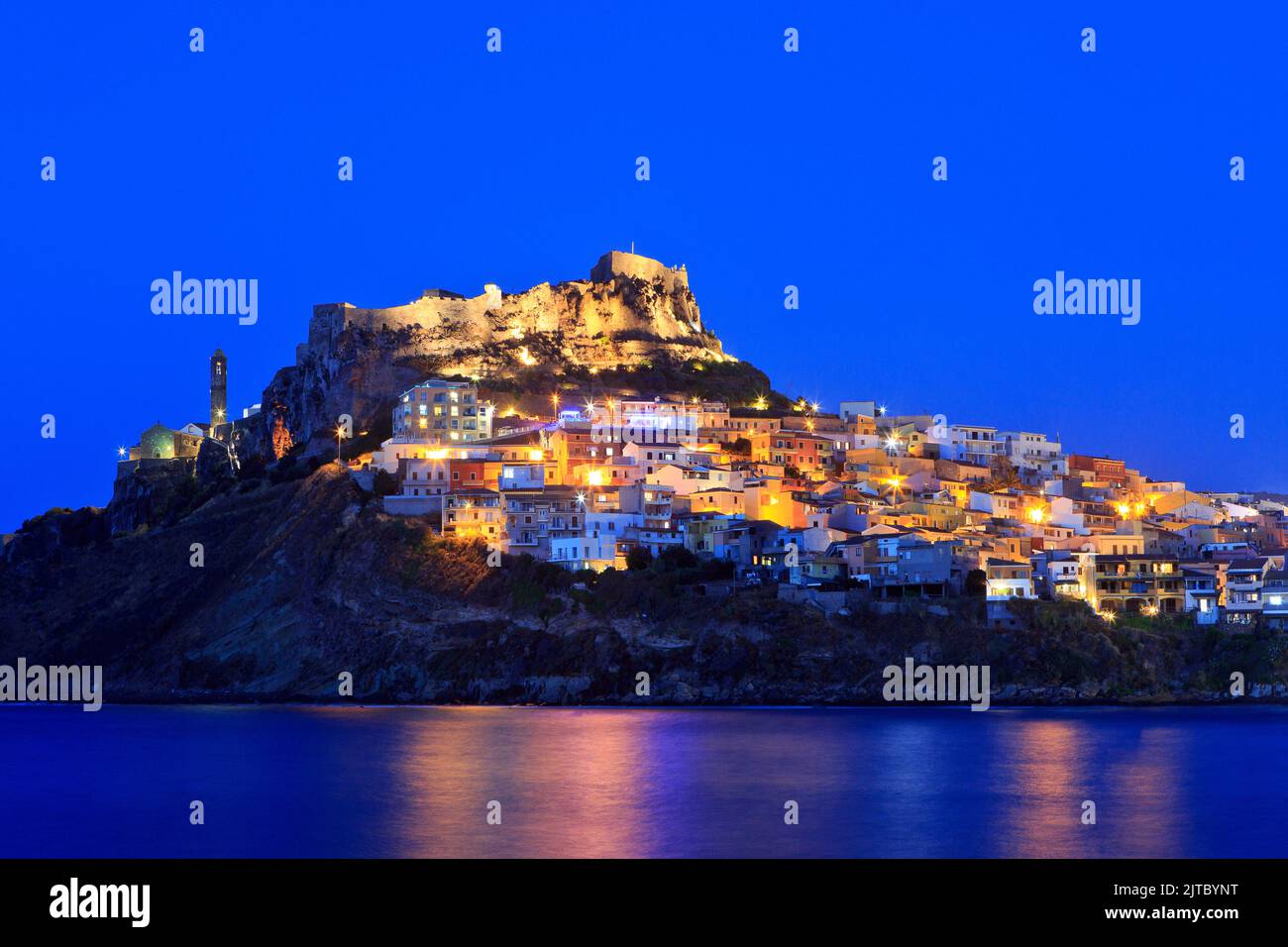 Château de Doria et Cathédrale de Castelsardo à Castelsardo (province de Sassari) sur l'île de Sardaigne, Italie au crépuscule Banque D'Images