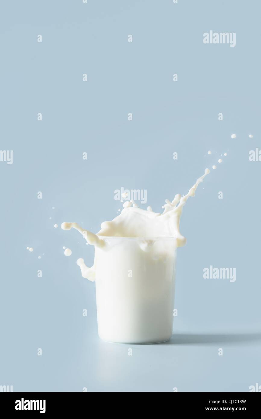 Une éclaboussure de lait biologique frais dans le verre. Format vertical. Banque D'Images Une éclaboussure de lait biologique frais dans le verre. Format vertical. Banque D'Images