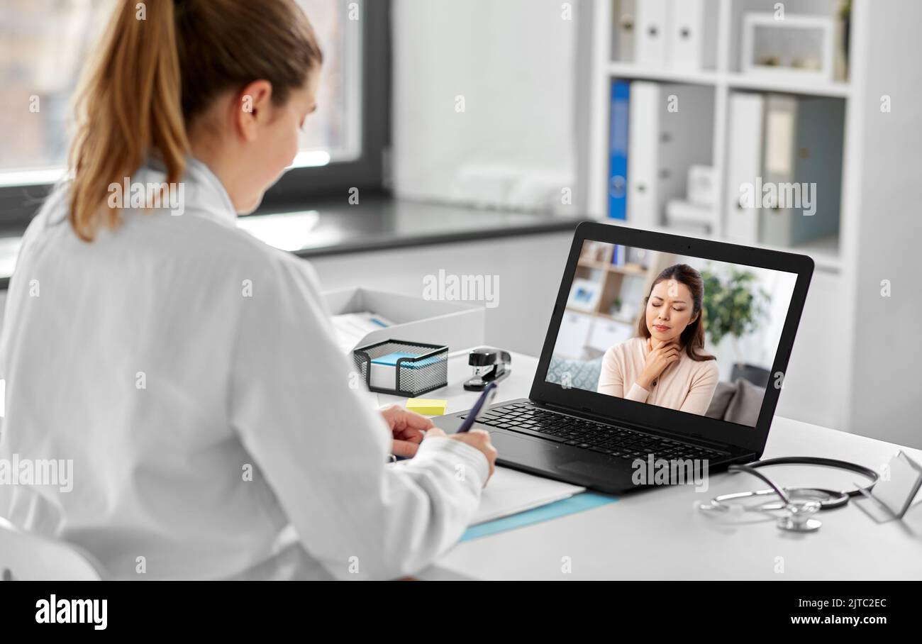 médecin ayant un appel vidéo avec un patient sur un ordinateur portable Banque D'Images