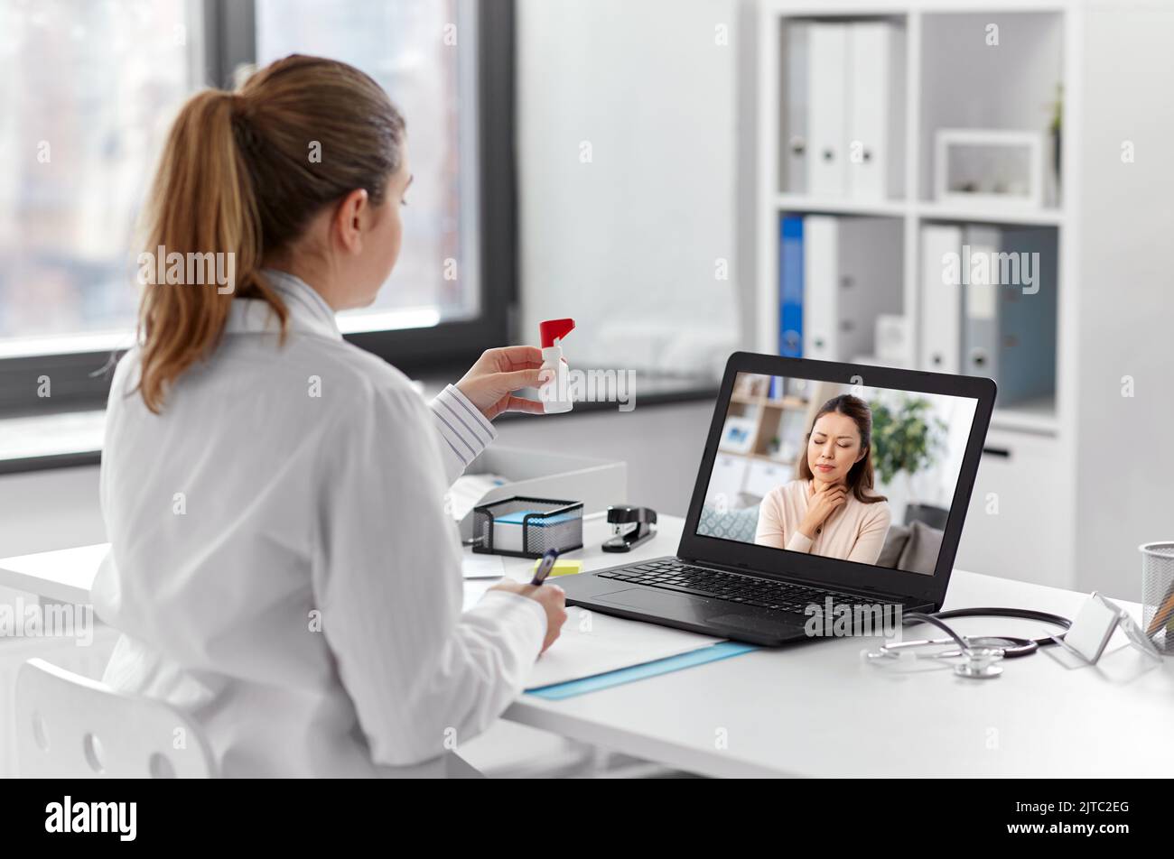 médecin ayant un appel vidéo avec un patient sur un ordinateur portable Banque D'Images