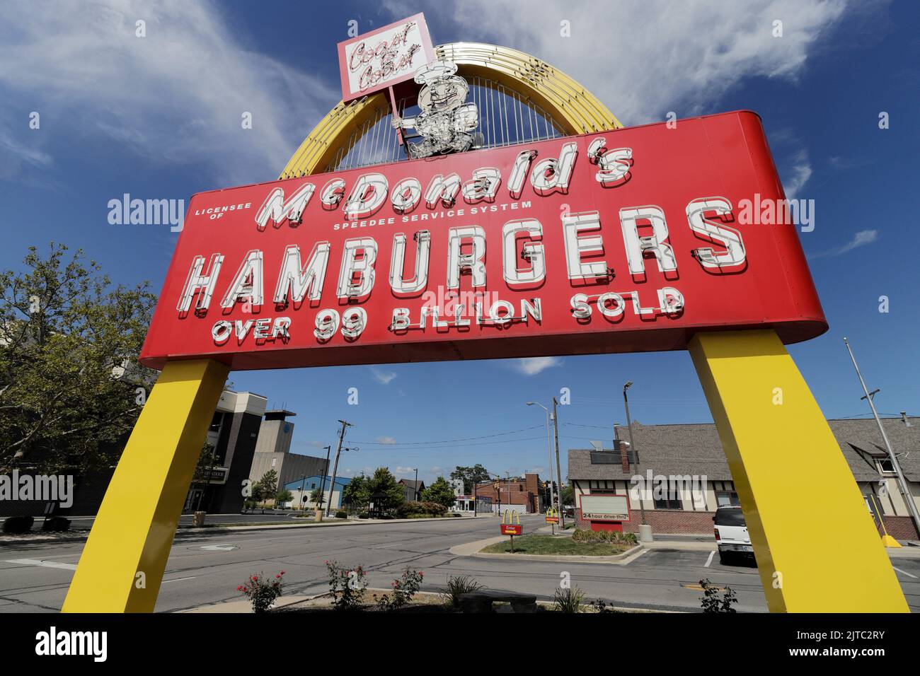 Muncie - Circa août 2022 : restaurant McDonald's. McDonald's offre aux employés des salaires horaires plus élevés, des congés payés et des frais de scolarité. Banque D'Images