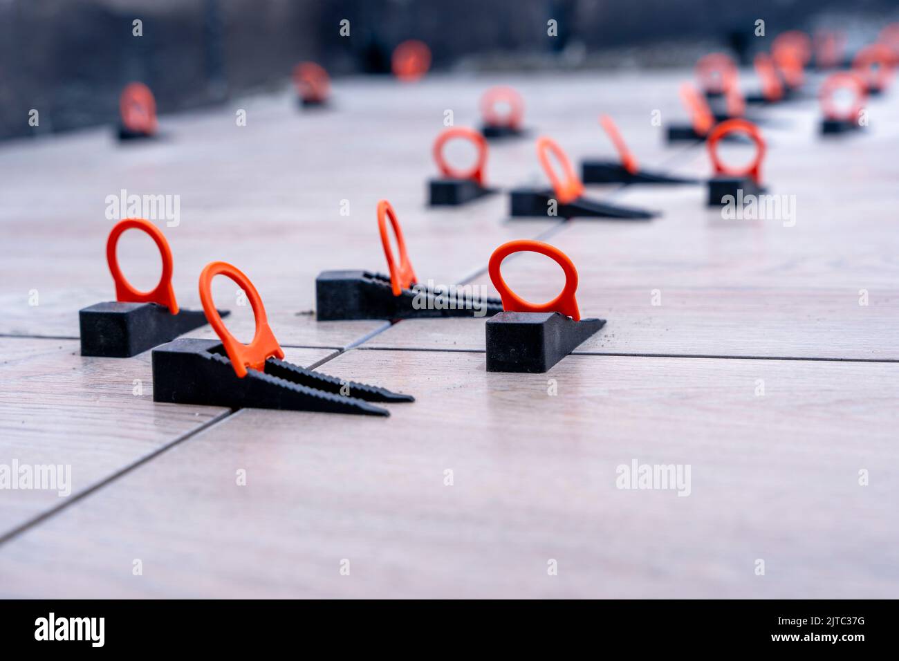 gros plan du système d'alignement des carreaux maintenant les carreaux dans une position donnée Banque D'Images