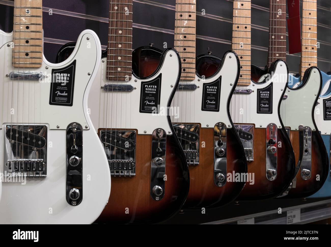 Muncie - Circa août 2022: Fender Telecaster guitare à un magasin de musique. Les téles sont mondialement connues pour leur son tangy distinctif. Banque D'Images