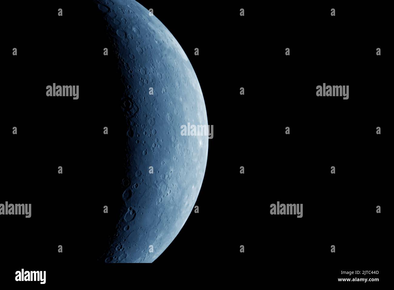 Belle lune sur fond sombre. Éléments de cette image fournis par la NASA. Photo de haute qualité Banque D'Images
