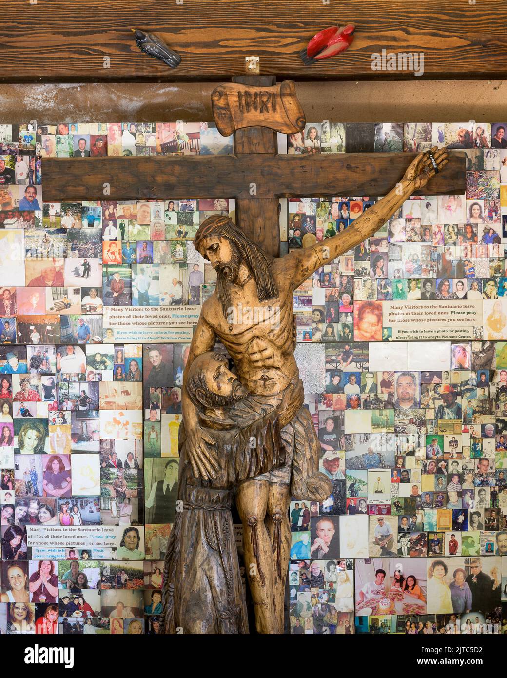 Sanctuaire avec crucifix et photographies de proches à l'église catholique Sanctuario de Chimayo, 15 Sanctuario Drive à Chimayo, Nouveau-Mexique Banque D'Images
