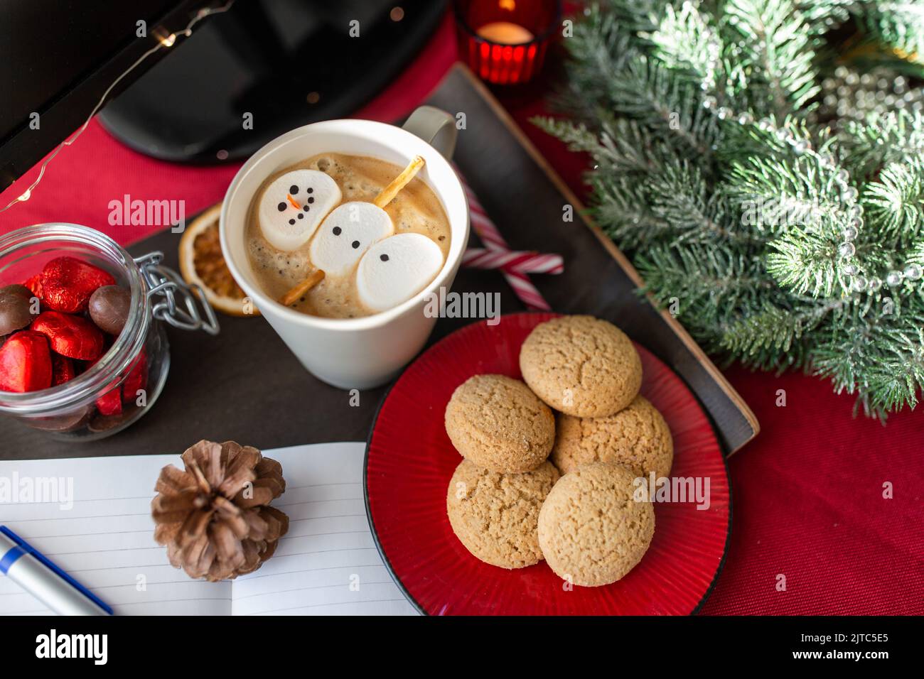 bonhomme de neige en guimauve dans une tasse de café à noël Banque D'Images