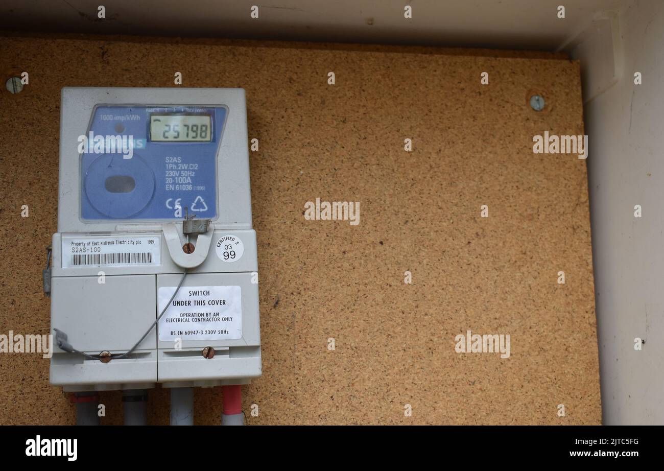 Un compteur d'électricité dans une armoire de compteur avec espace publicitaire. Banque D'Images