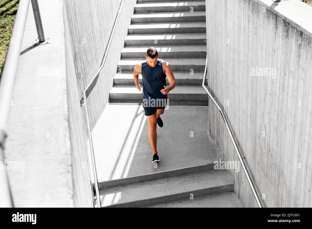 jeune homme courant au rez-de-chaussée Banque D'Images