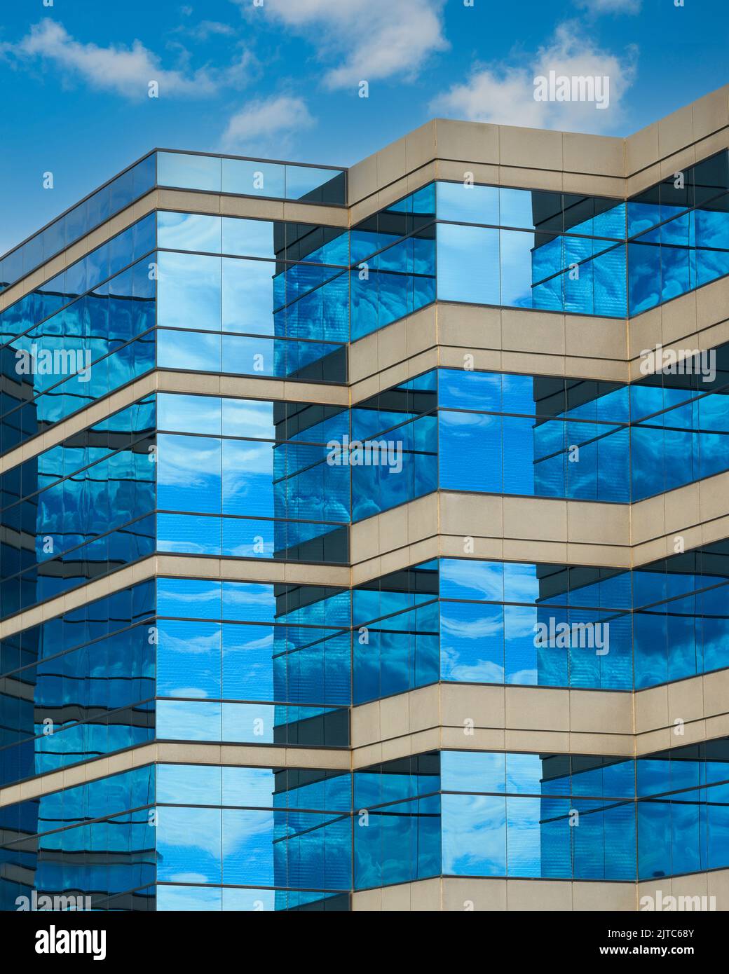 Bâtiment moderne de bureau réfléchissant bleu verre (Briargate Office Center) à Colorado Springs, Colorado Banque D'Images