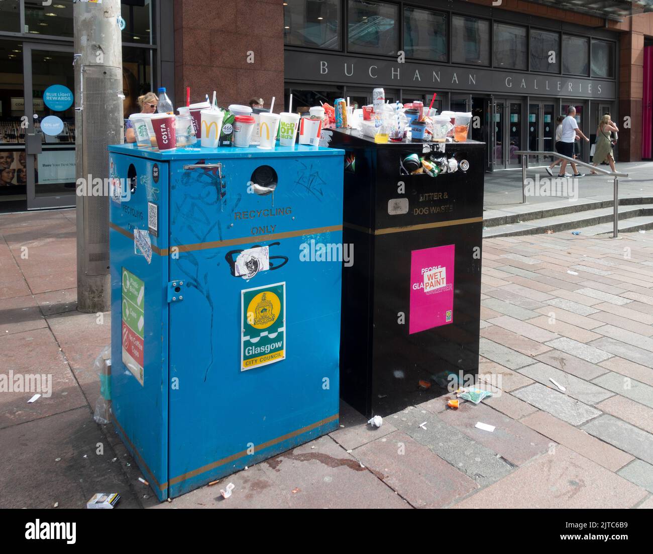 Bacs à litière débordant sur le trottoir de Buchanan Street, à l'extérieur des galeries Buchanan du centre de Glasgow, lors d'une grève des collecteurs d'ordures du conseil. Banque D'Images