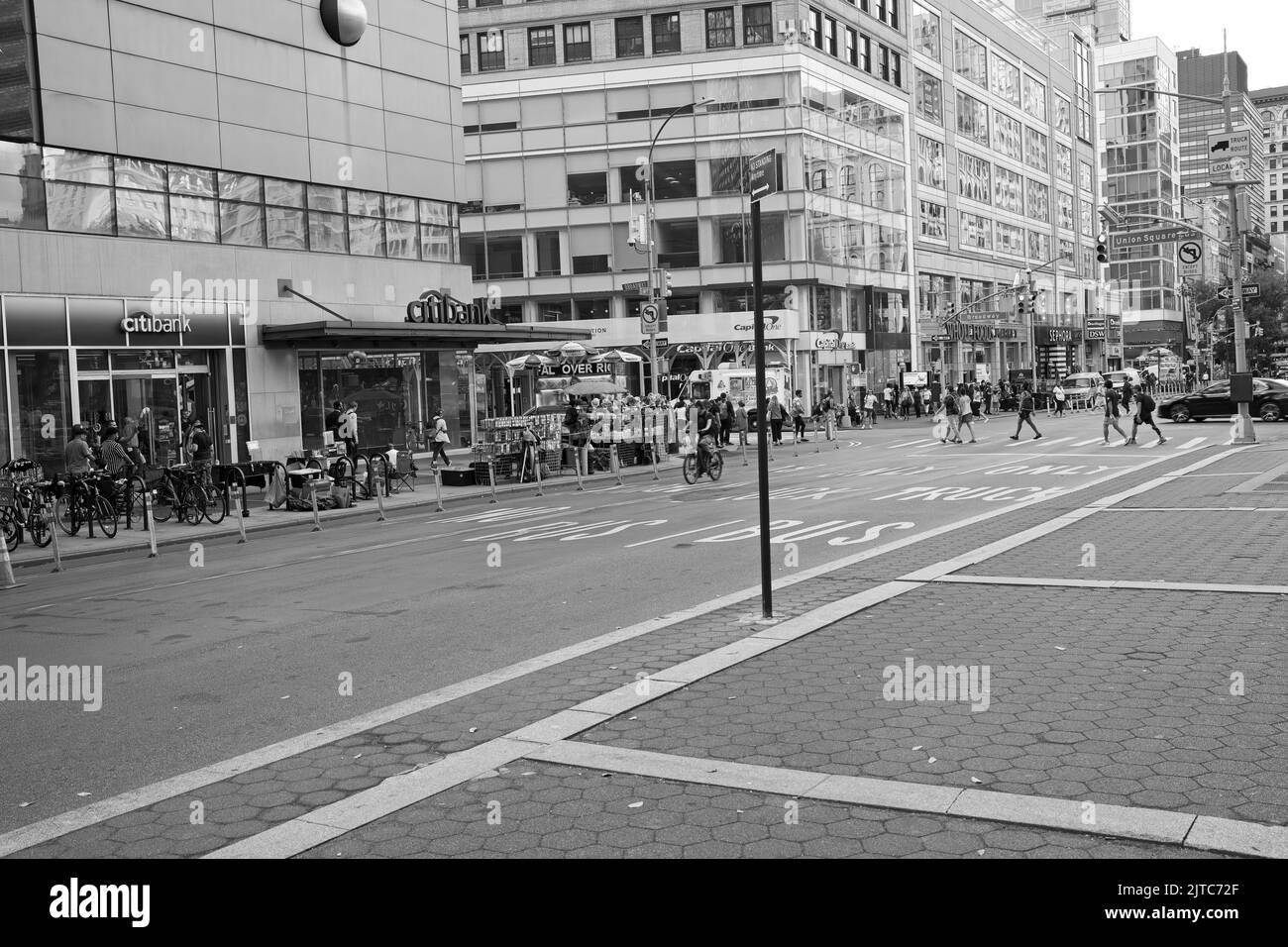 New York, NY, États-Unis - 29 août 2022 : vue panoramique de l'activité commerciale à E 14th St et Broadway, en face de Union Square Banque D'Images