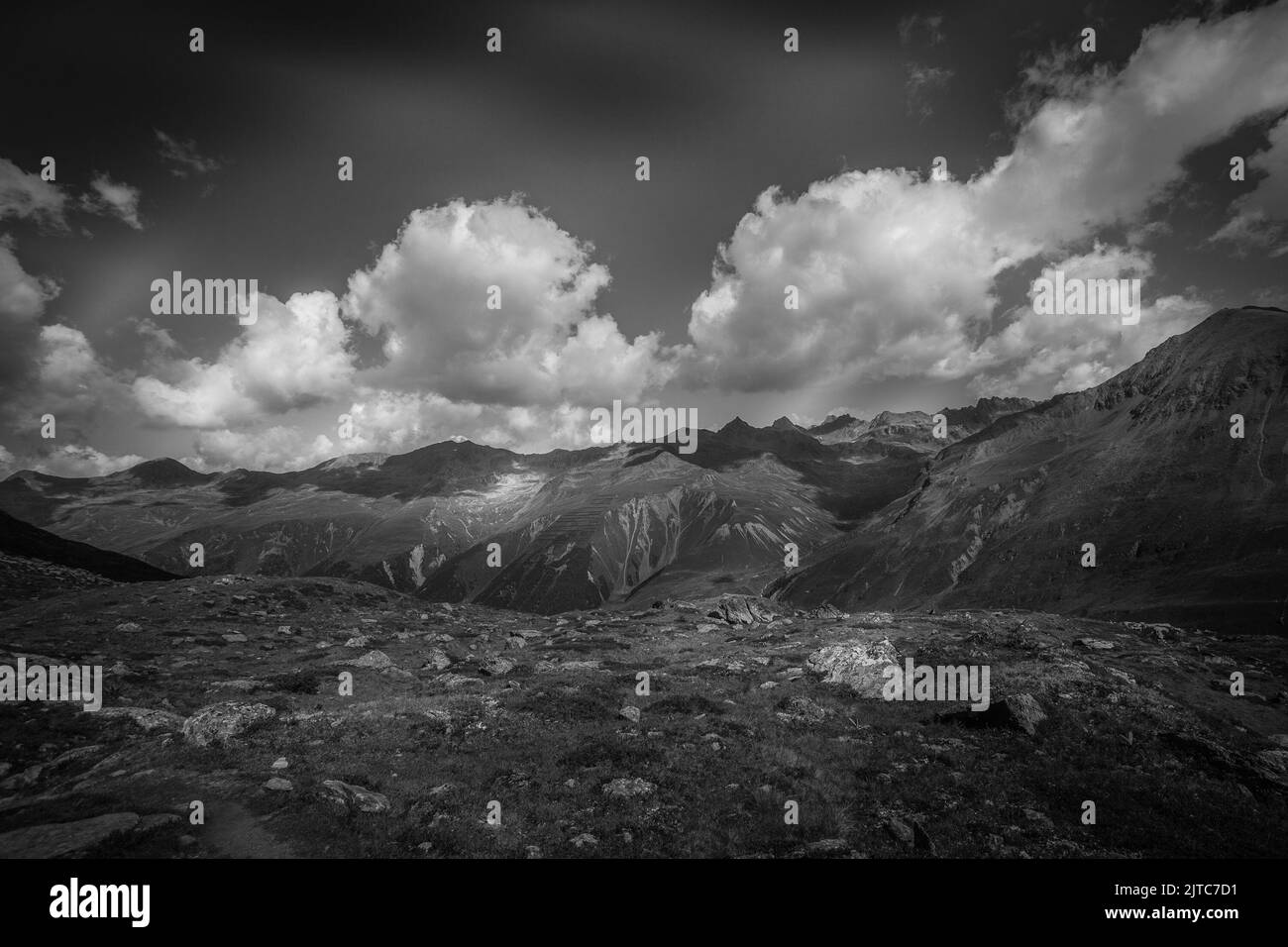 Campagne des hautes terres alpines noires et blanches à Alto Adige, en Italie Banque D'Images
