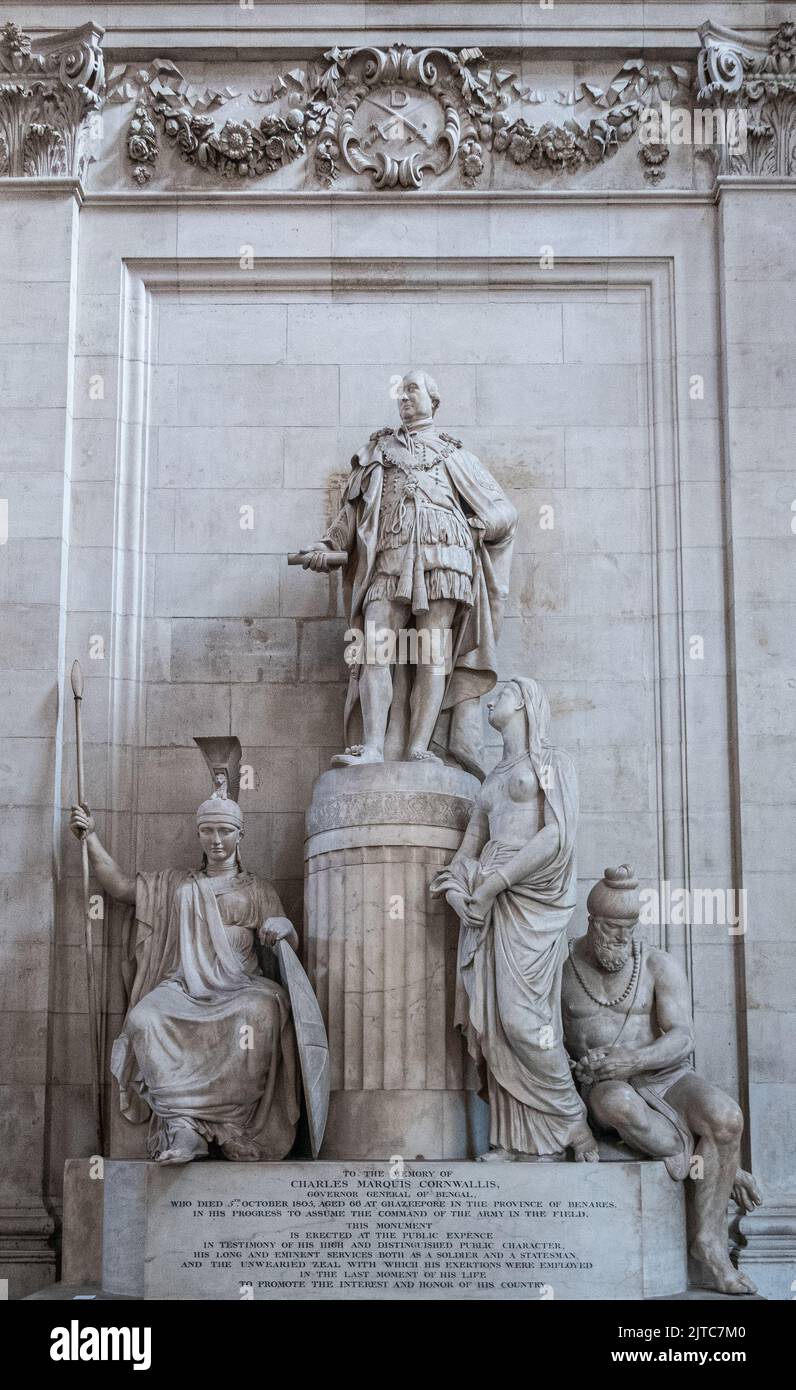 Londres, Angleterre, Royaume-Uni - 6 juillet 2022 : cathédrale Saint-Paul. Monument Charles Cornwallis, sa statue debout sur un piédestal avec 3 autres figures, 2 femmes Banque D'Images