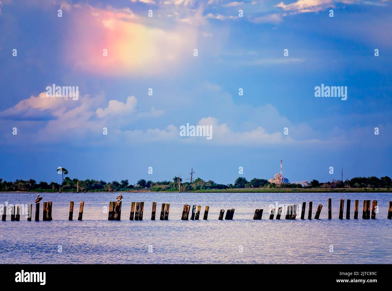 Des nuages irisés sont photographiés au-dessus de la baie Dauphin Island, le 27 août 2022, à Dauphin Island, en Alabama. Banque D'Images