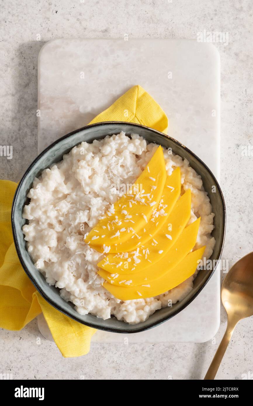 mangue mûre fraîche et riz collant au lait de coco Banque D'Images