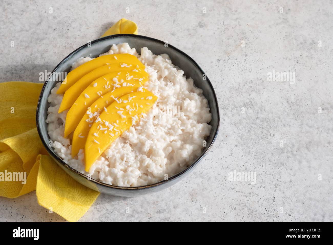mangue mûre fraîche et riz collant au lait de coco Banque D'Images