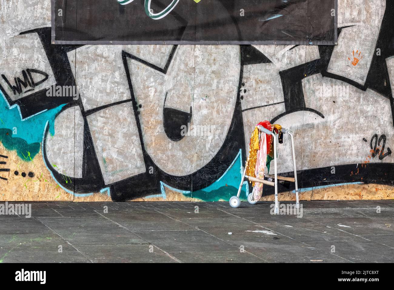 Cadre de marche décoré rejeté par des graffitis lors du Notting Hill Carnival Grand Parade, le lundi 2022 août de vacances à Londres, Royaume-Uni. Banque D'Images