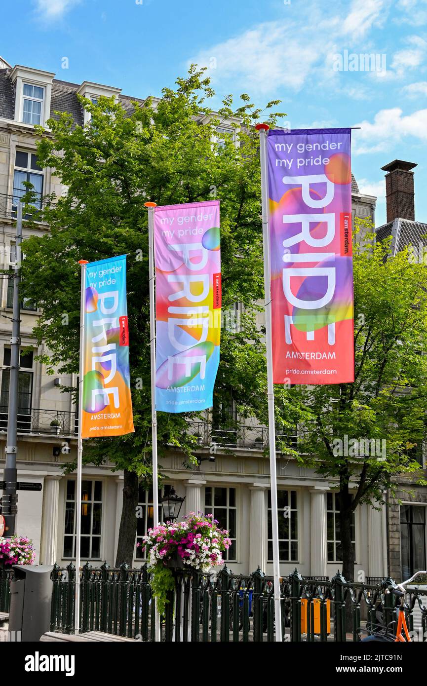 Amsterdam, pays-Bas - août 2022 : bannières colorées dans les rues d'Amsterdam pour le défilé annuel de la gay Pride. Personne. Banque D'Images