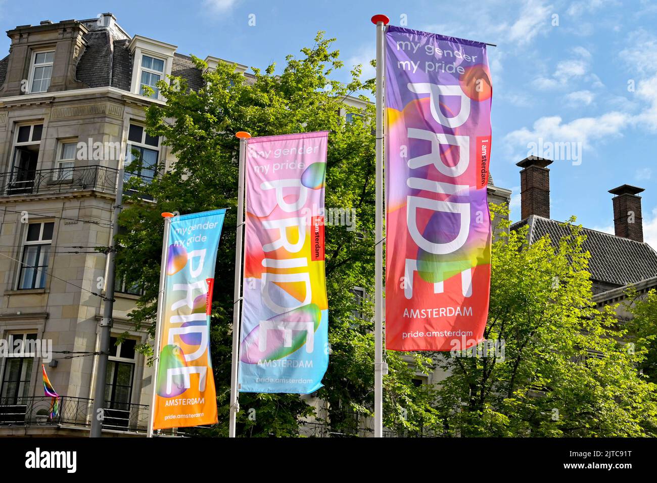 Amsterdam, pays-Bas - août 2022 : bannières colorées dans les rues d'Amsterdam pour le défilé annuel de la gay Pride. Personne. Banque D'Images