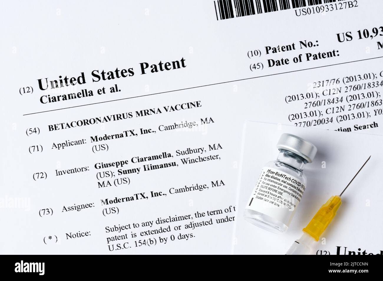 Le vaccin Pfizer Biontech en plus du brevet de Moderna. Flacon de vaccin réel PFIZER et brevet US10933127 qui fait partie de la poursuite en contrefaçon de brevet. Conce Banque D'Images