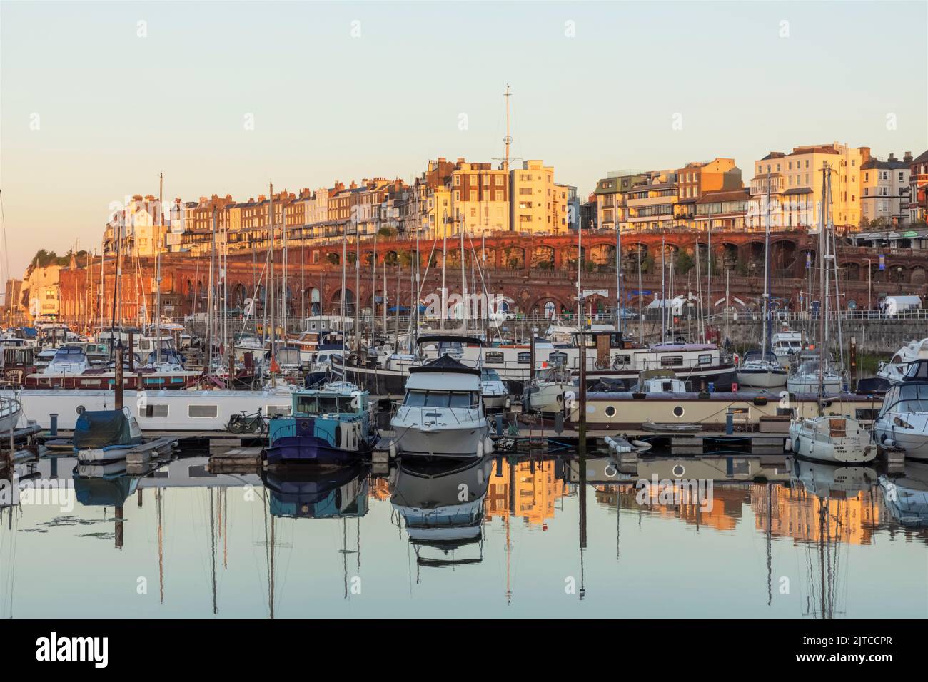Angleterre, Kent, Ramsgate, Ramsgate Yacht Marina et Town Skyline Banque D'Images