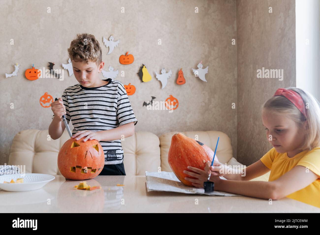 Les enfants se préparent à l'Halloween, à la coloration et à la coupe des citrouilles. Banque D'Images