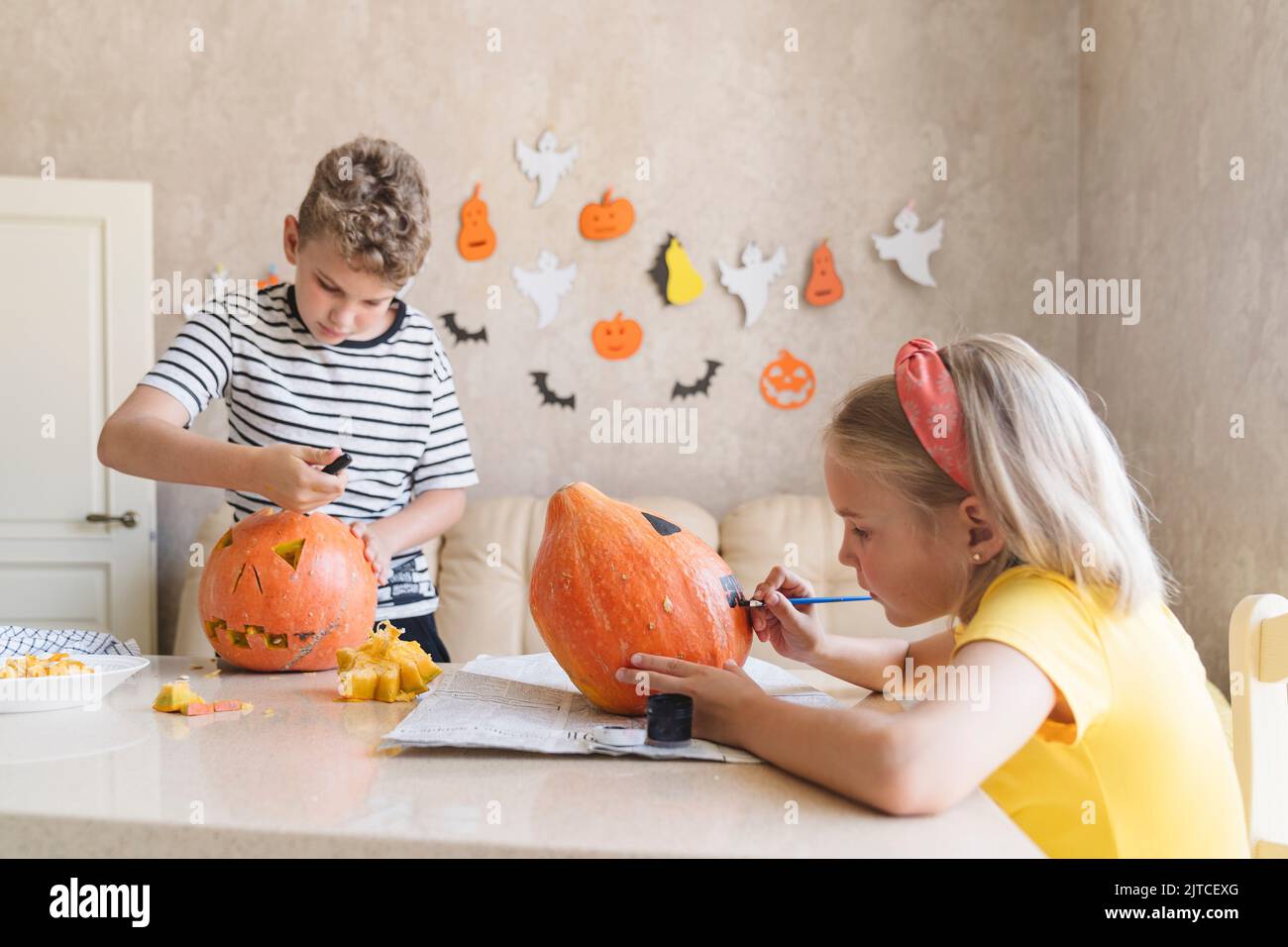 Les enfants se préparent à l'Halloween, à la coloration et à la coupe des citrouilles. Banque D'Images
